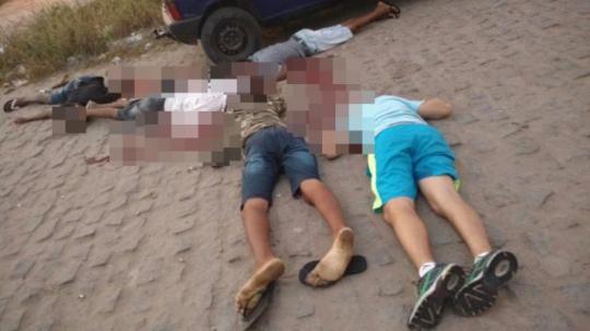 Cinco jovens aparecem mortos, um ao lado do outro, em rua de Feira de Santana