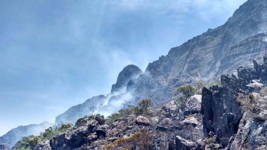 Chapada: Incêndio no Pico das Almas não está controlado em Rio de Contas; situação é preocupante