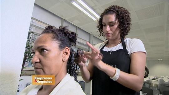 Brasileiros gastam mais com salão de beleza que com educação, diz estudo