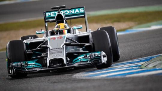 Hamilton faz festa da torcida e fica com pole na Inglaterra; Massa é 3º