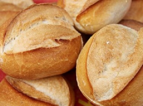 Brasileiro gasta mais com pão francês do que com frutas, arroz e feijão, mostra estudo