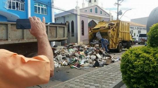 Revoltado com falta de salário, funcionário joga caminhão de lixo em frente a prefeitura de Anagé