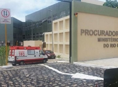 Procurador-geral adjunto do MP e promotor são baleados em sede do órgão no RN