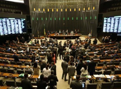 Câmara rejeita mudanças e mantém na íntegra projeto de terceirização irrestrita