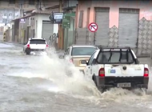 Fortes chuvas deixam ruas alagadas em Vitória da Conquista