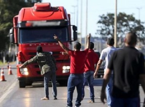 Veto de auxílio emergencial para caminhoneiros irrita categoria