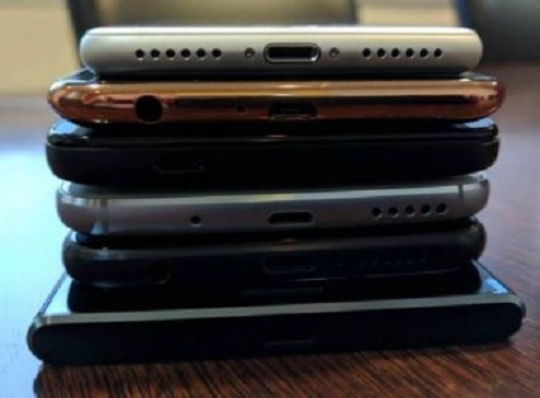 Celulares roubados e recuperados pela polícia não voltam aos donos por falta de queixa