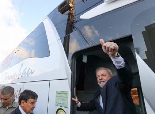 Oposição transforma Lula em 'vítima' e ex-presidente ainda arrasta multidões