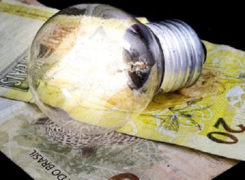 Taxa extra da conta de luz será menor em outubro, informa Aneel