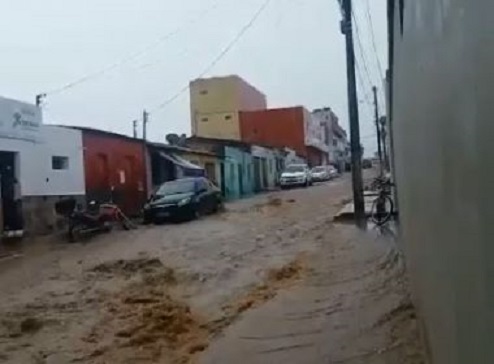 Morro do Chapéu: Chuva intensa alaga ruas e causa estragos em calçamento