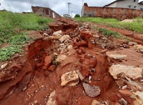 Brumado: Chuva provoca estragos em vias de bairro
