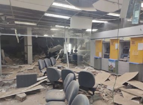 Conceição do Almeida: Grupo explode agência bancária, mas não consegue levar dinheiro