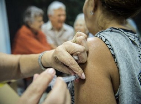 Vacinação contra gripe é estendida para toda população a partir de segunda