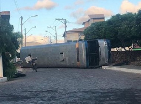 Ituaçu: Quatro ficam feridos após ônibus com romeiros tombar em entrada de cidade