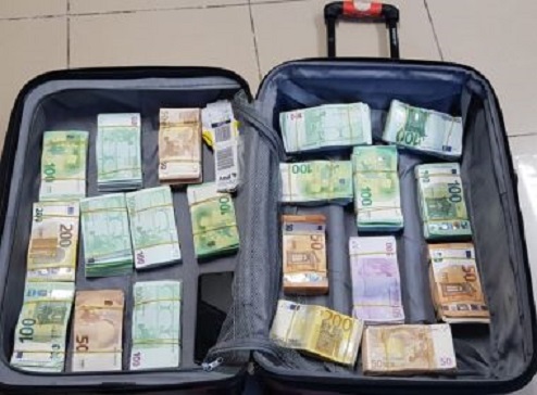 Homem é flagrado com 400 mil euros na mala a caminho da Bahia