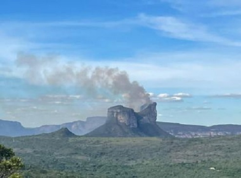 Chapada Diamantina: Bombeiros combatem incêndio no Morro do Camelo