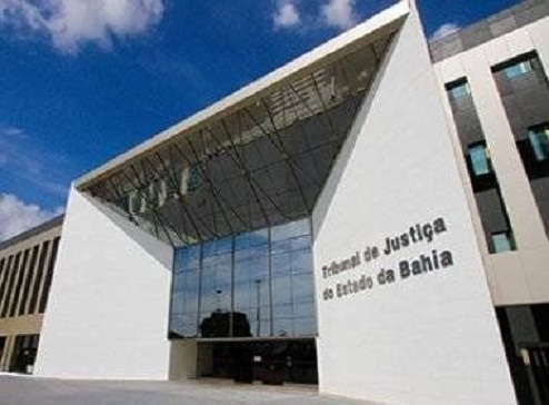 Servidora baiana consegue redução de carga horária pela metade para cuidar do filho