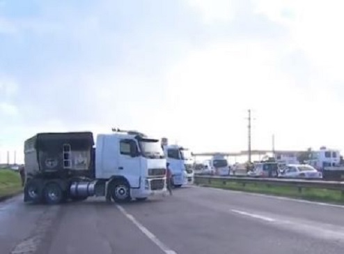 Caminhoneiros continuam protestos contra aumento de diesel em BRs que cortam a Bahia