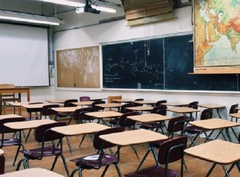 Pandemia leva países a suspender reprovação de alunos e mudar provas
