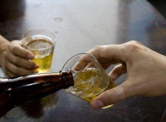 Com a crise, brasileiro troca cerveja no bar por consumo em casa