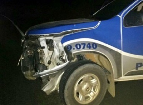 Grupo invade banco e lança carro contra viatura da Polícia Militar