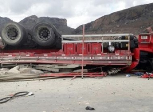 Itatim: Homem para, tira fotos e é morto por carreta desgovernada na BR-116