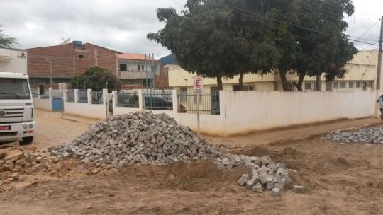 LIVRAMENTO: RUAS RECEBEM PAVIMENTAÇÃO EM PARALELEPÍPEDO