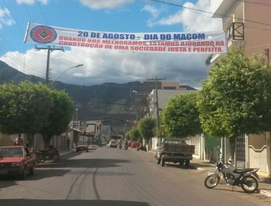 LIVRAMENTO: FAIXAS SÃO COLOCADAS NAS AVENIDAS EM ALUSÃO AO DIA DO MAÇOM
