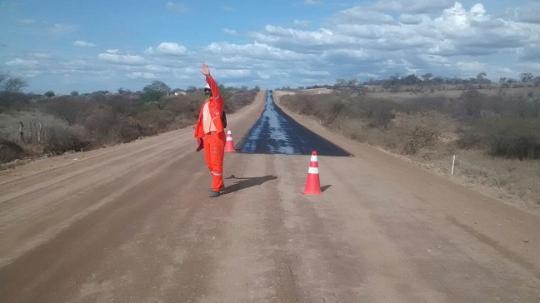 SERVIÇOS DE RESTAURAÇÃO DA BR 030, TRECHO SUSSUARANA A BRUMADO, SEGUE EM RITMO ACELERADO