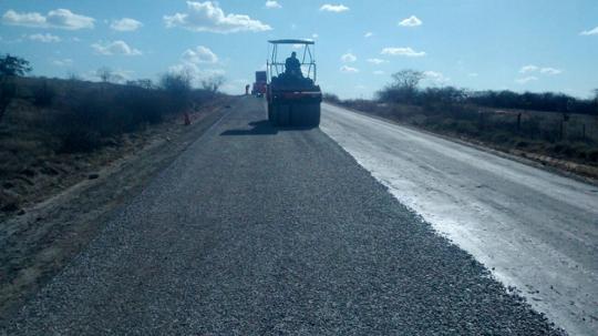 INICIADO SERVIÇO DE REVESTIMENTO ASFÁLTICO NA BR 030 TRECHO SUSSUARANA A BRUMADO.