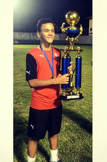 ÉRICO CARDOSO: ATLETA DA CATEGORIA DE BASE DO VITÓRIA É HOMENAGEADO NO DESFILE DE 7 DE SETEMBRO
