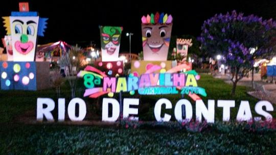 RIO DE CONTAS: BAILE VERMELHO E PRETO ANIMOU A SEXTA DE CARNAVAL