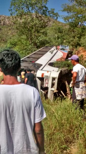 ÔNIBUS DE TURISMO TOMBA NA SERRA DAS ALMAS ENTRE LIVRAMENTO E RIO DE CONTAS