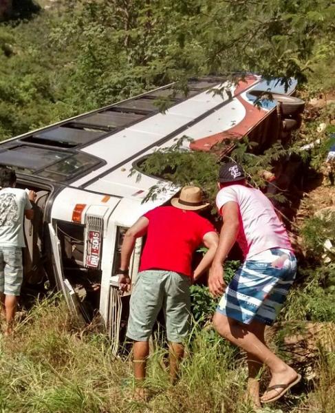 ÔNIBUS DE TURISMO TOMBA NA SERRA DAS ALMAS ENTRE LIVRAMENTO E RIO DE CONTAS