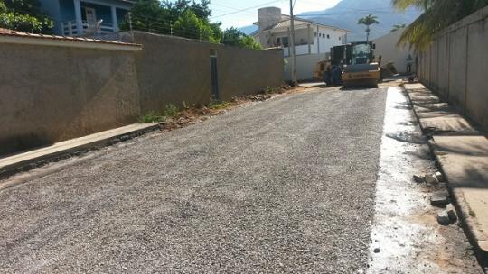 LIVRAMENTO: TRAVESSA DA RUA LAURA NUNES RECEBE PAVIMENTAÇÃO ASFÁLTICA