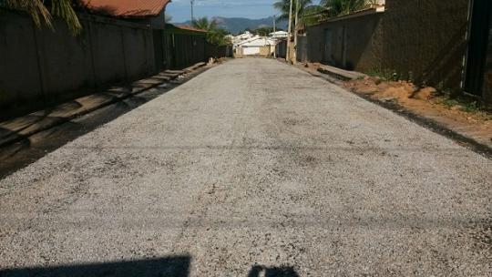 LIVRAMENTO: TRAVESSA DA RUA LAURA NUNES RECEBE PAVIMENTAÇÃO ASFÁLTICA