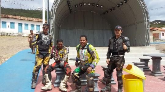 MOTOCICLISTAS FAZEM TRILHA DE ARAPIRANGA PARA CATOLÉS E OURO VERDE