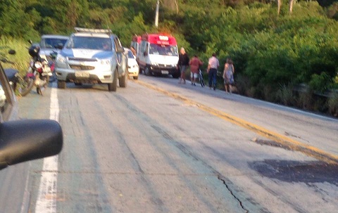 LIVRAMENTO: CAMINHÃO CARREGADO DE FRUTAS TOMBA NA SERRA DAS ALMAS