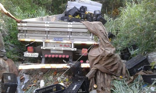 LIVRAMENTO: CAMINHÃO CARREGADO DE FRUTAS TOMBA NA SERRA DAS ALMAS