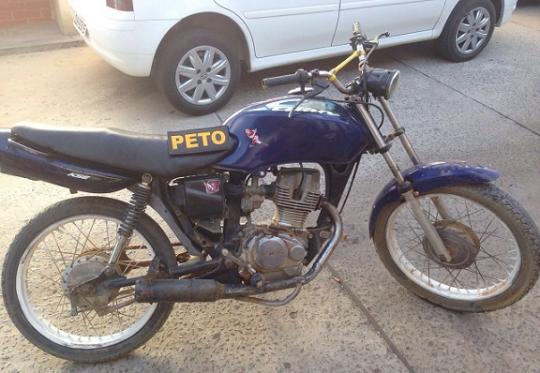 LIVRAMENTO: EM RONDA POLICIAL, NA ZONA RURAL, PETO APREENDE UMA MOTO COM SUSPEITA DE FURTO E UM MOTORISTA EMBRIGADO, AO VOLANTE, SEM NENHUM DOCUMENTO