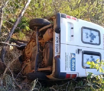 LIVRAMENTO: MOTORISTA PERDE CONTROLE DA DIREÇÃO E CAI COM AMBULÂNCIA NA SERRA DAS ALMAS