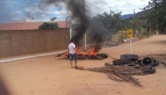 MORADORES DOS BAIRROS CAIXA D'ÁGUA E PASSA QUATRO FAZEM PROTESTO NA MANHÃ DESTE SÁBADO (21)