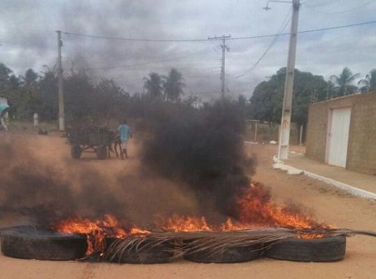 MORADORES DOS BAIRROS CAIXA D'ÁGUA E PASSA QUATRO FAZEM PROTESTO NA MANHÃ DESTE SÁBADO (21)