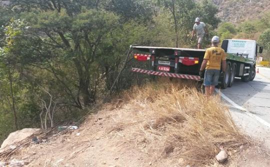 EQUIPE TEM DIFICULDADE DE RESGATAR CAMINHÃO NA SERRA DAS ALMAS