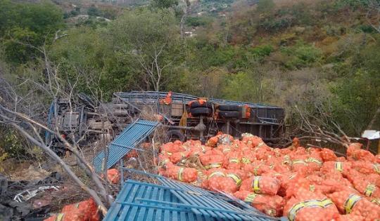 LIVRAMENTO: CAMINHÃO CARREGADO DE CEBOLA TOMBA NA SERRA DAS ALMAS