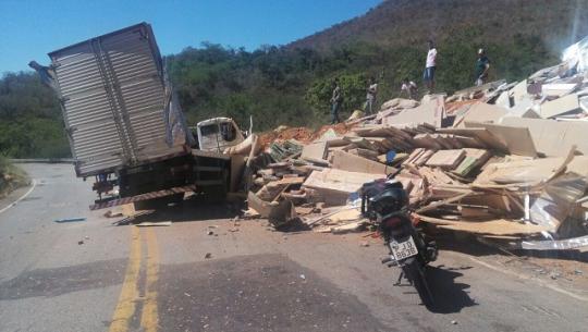 CAMINHÃO DE MÓVEIS TOMBA NA BA-148 TRECHO ENTRE RIO DE CONTAS E MARCOLINO MOURA