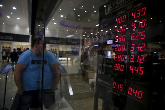 Dólar salta 4% e encosta em R$ 3,35 com BC, Trump e Temer