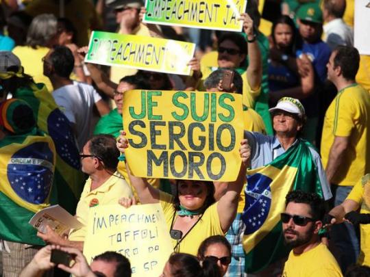 Manifestação contra governo federal fecha a Avenida Paulista