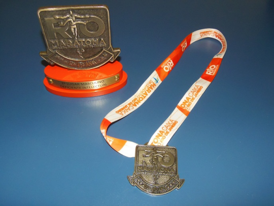 MARATONA DO RIO 2015: TÕE APRESENTA TROFÉU E AGRADECE AOS PATROCINADORES 