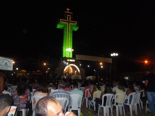 FIÉIS LOTARAM A PRAÇA DO BOM JESUS PARA CELEBRAR INÍCIO DO NOVENÁRIO